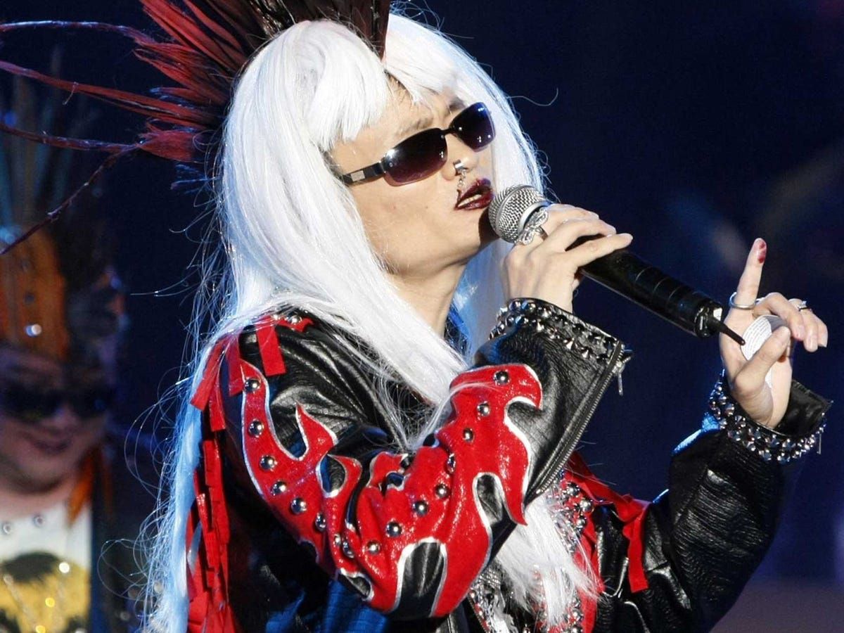 Firma organizuje również coroczne pokazy talentów, a Ma jest urodzonym artystą estradowym. Na imprezie rocznicowej firmy przebrał się za punk rockera na występ przed 20 000 pracowników Alibaba.