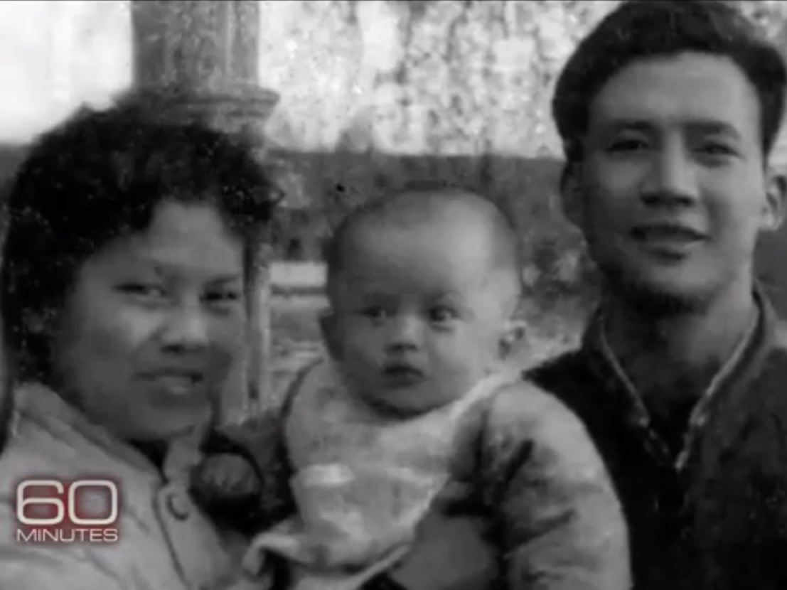 Jack Ma -; urodzony Ma Yun -; urodził się 15 października 1964 roku w Hangzhou, położonym w południowo-wschodniej części Chin. Ma starszego brata i młodszą siostrę. On i jego rodzeństwo dorastali w czasach, gdy komunistyczne Chiny były coraz bardziej odizolowane od Zachodu, a jego rodzina nie
