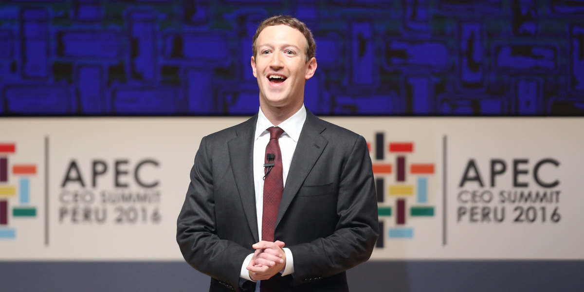 CEO Facebook Mark Zuckerberg menidurkan anak-anaknya