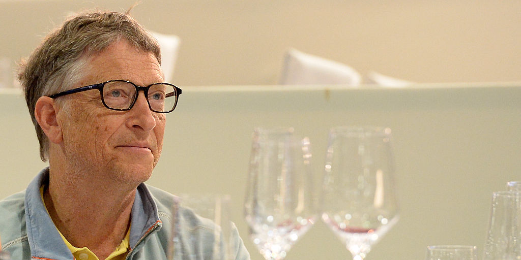 Pendiri Microsoft Bill Gates mencuci piring...