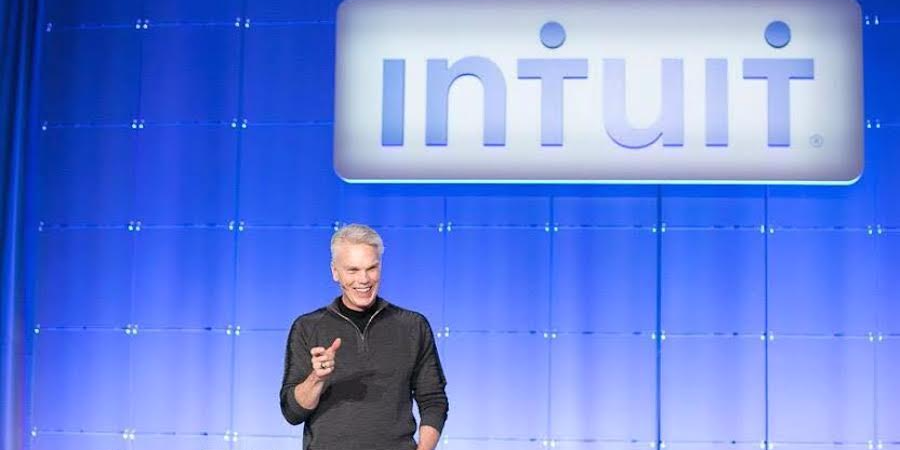 CEO Intuit Brad Smith menonton pertunjukan bersama keluarganya