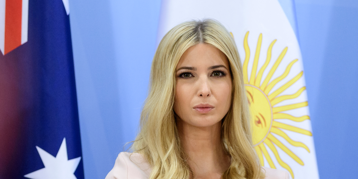 Putri Pertama Ivanka Trump memeriksa emailnya