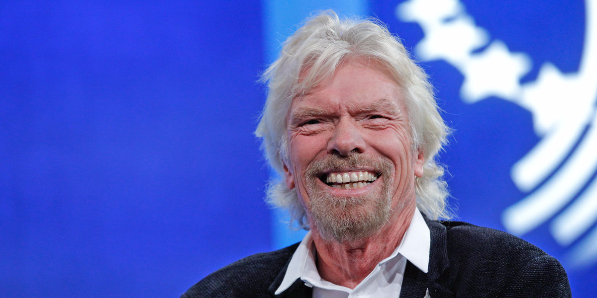 Pendiri Virgin Richard Branson makan malam bersama keluarga dan teman and