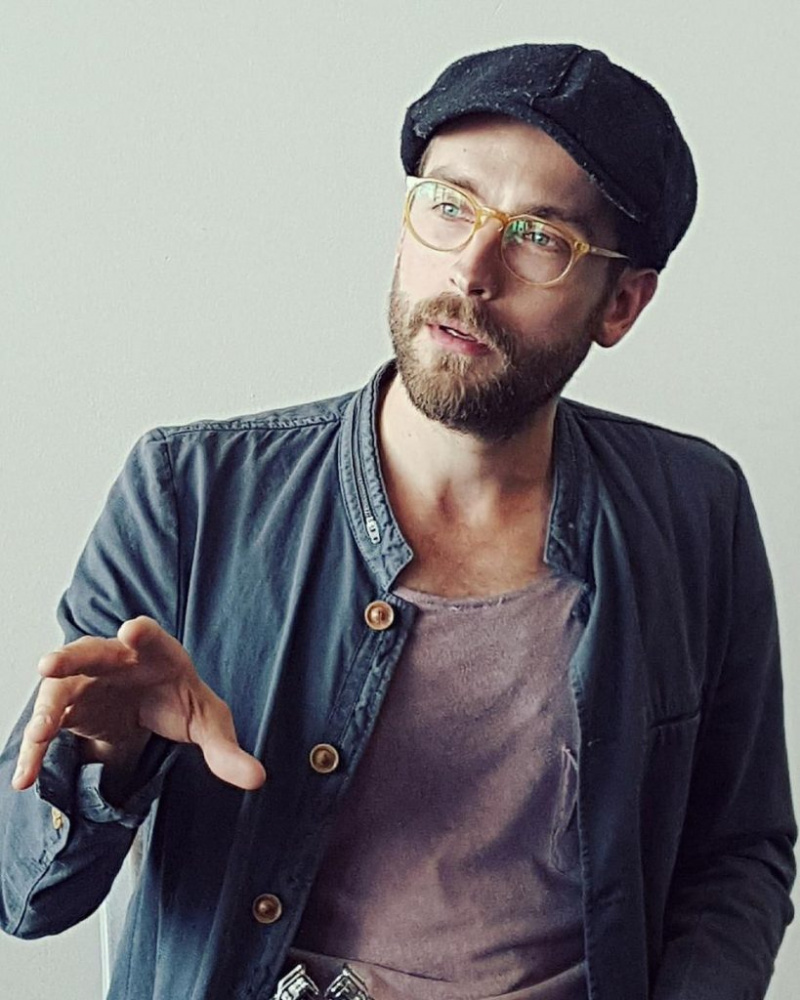 Co teď dělá Tom Mison? Manželka, dítě, výška, čistá hodnota