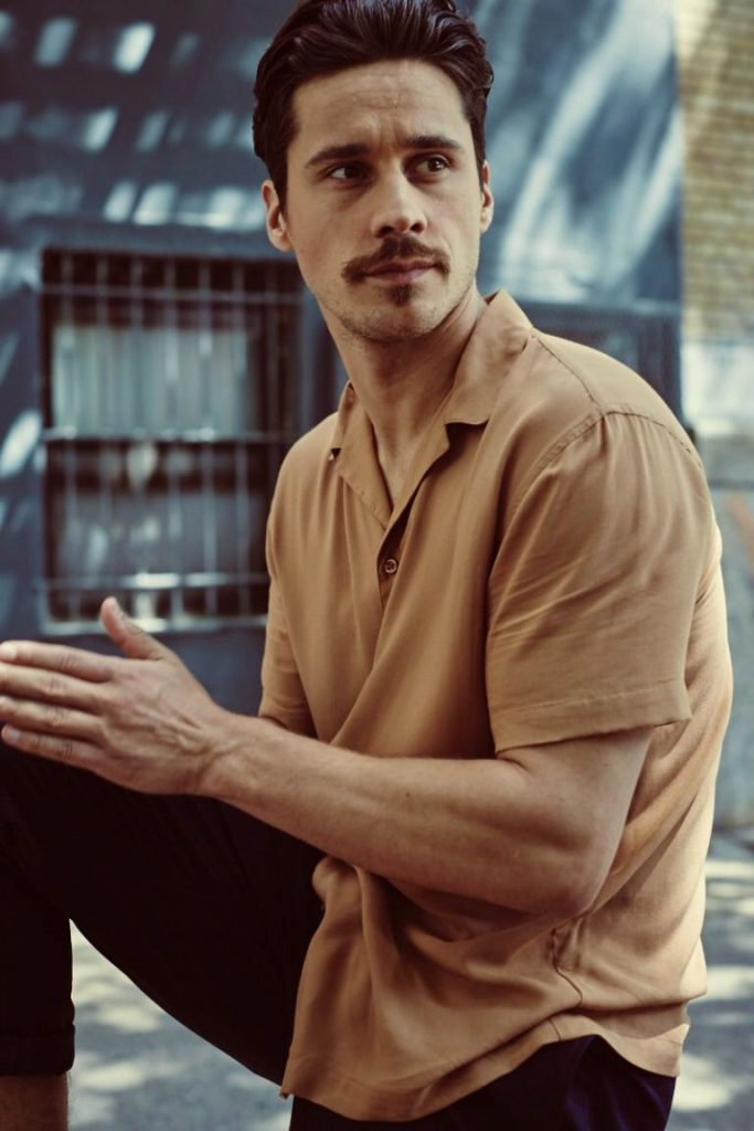 Nevyslovená pravda kráľovnej Južnej hviezdy – Peter Gadiot