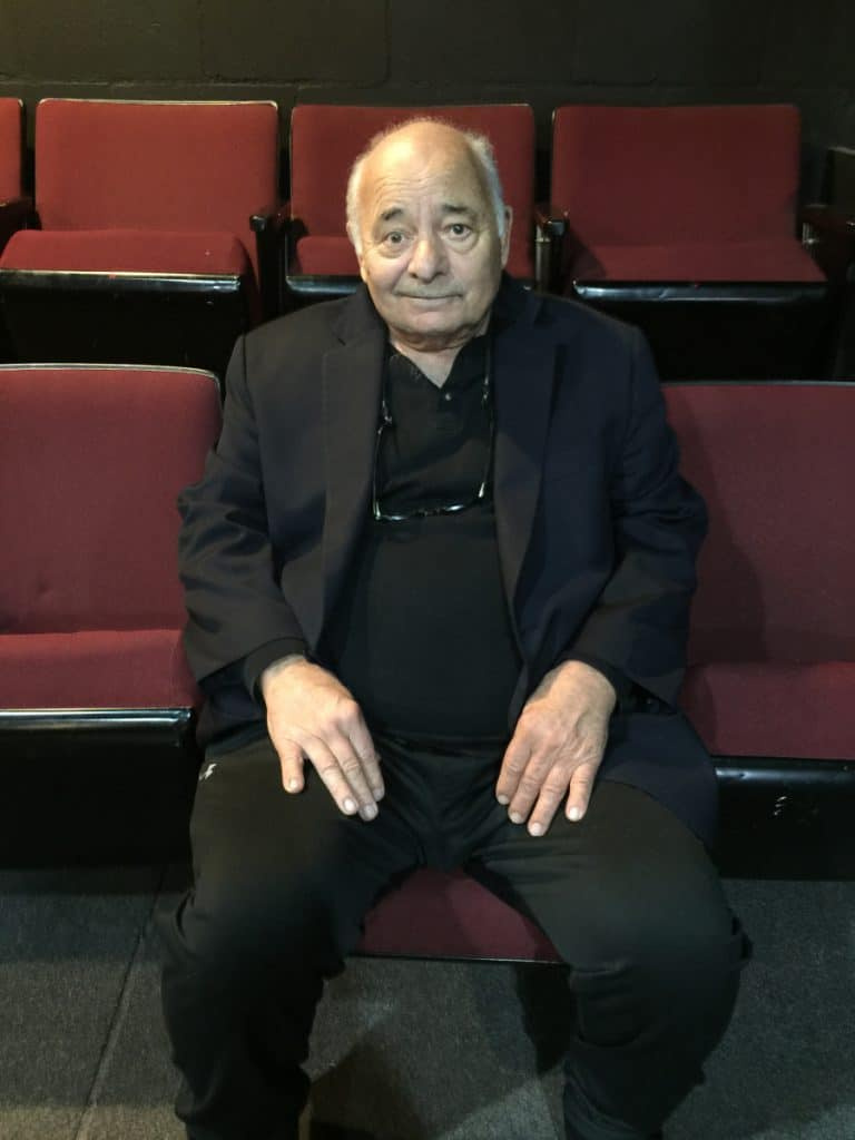 Kaj Burt Young počne danes? Neto vrednost, umrl ali še vedno živ?