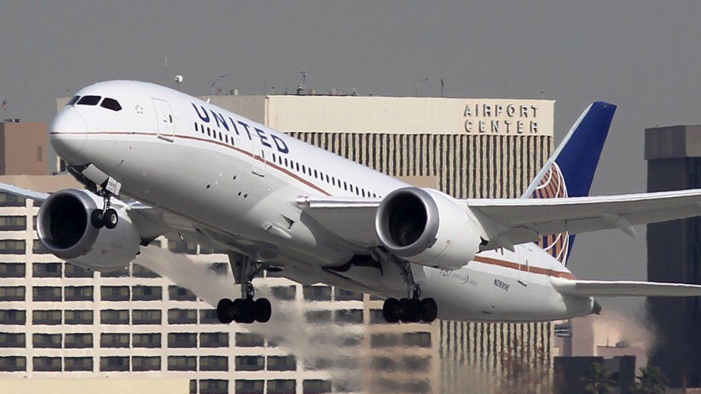 Sjećate se onog tipa koji je nokautiran i odvučen iz leta United Airlinesa? Danas je prvi put ispričao svoju mučnu priču