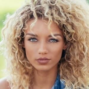 Jena Frumes ไบโอ