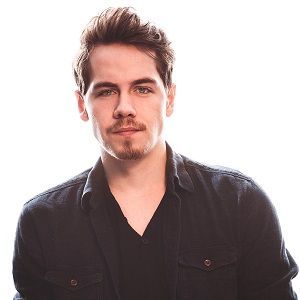 Munro Chambers Βιο