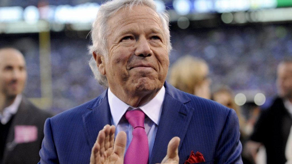 Từ 227 triệu đô la đến 3,8 tỷ đô la: Câu chuyện khó có thể xảy ra về cách Robert Kraft mua lại những người yêu nước ở New England