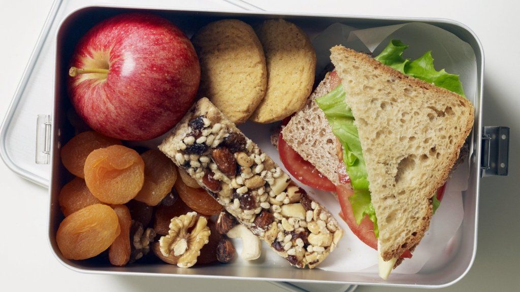 5 błędów w etykiecie podczas lunchu, które zabijają karierę