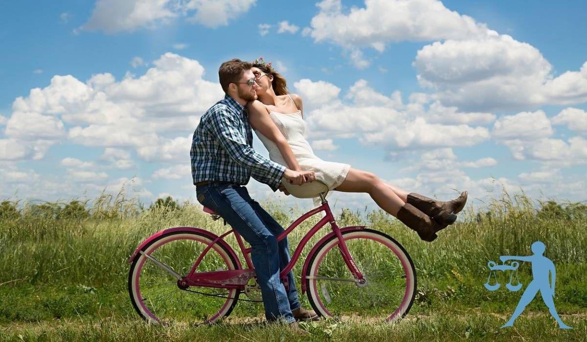 Cặp đôi trên một chiếc xe đạp