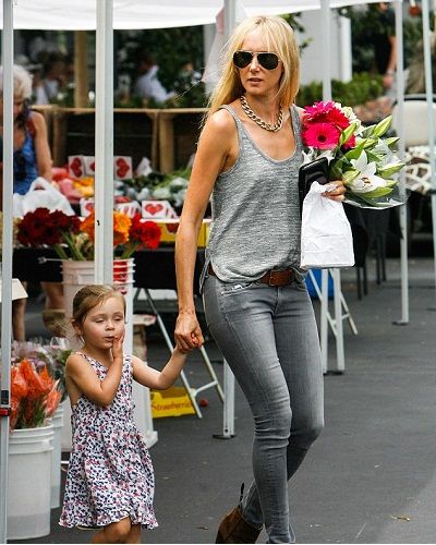 Com és Kimberly Stewart la parentalitat de la seva filla amb l'ex-xicot Benicio Toro?