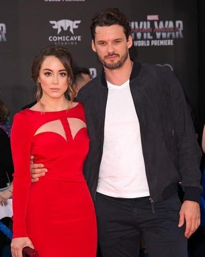 Après avoir fréquenté pendant six ans, Austin Nichols s'est séparé de Chloe Bennet