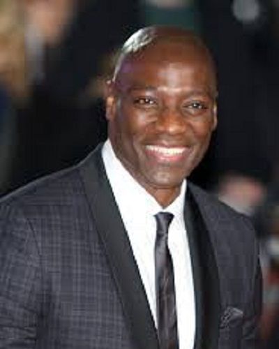 Adewale Akinnuoye-Agbaje genießt es, mit einer Freundin zusammen zu sein. Irgendwelche Gedanken darüber, eine Freundin in eine Frau zu verwandeln?