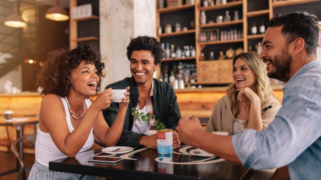 Us sentiu sol o ansiós? Aquí teniu 7 maneres intel·ligents de fer amics com a adults