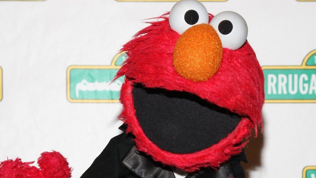 Bărbat concediat pentru partajarea unui Elmo Meme; Regula mafiei preia