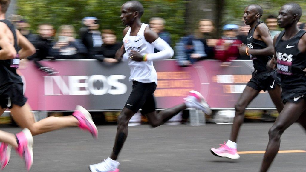 Nike Vaporfly Shoes hjalp Eliud Kipchoge med at løbe et maraton på under 2 timer. Bør de forbydes?
