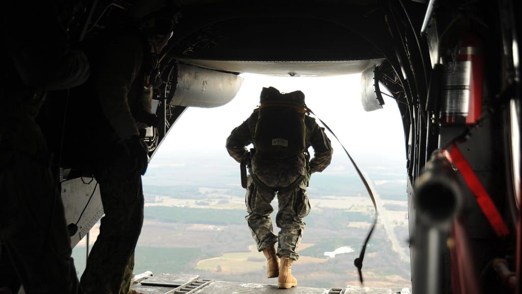 Doriți să vă îmbunătățiți drastic gândirea? Un ofițer Navy SEAL spune că încercați aceste 5 idei