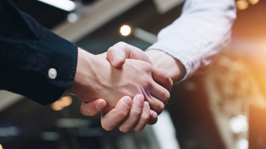 Vuoi che le persone pensino che sei intelligente e affidabile in pochi secondi dall'incontrarti? La scienza dice di fare questo