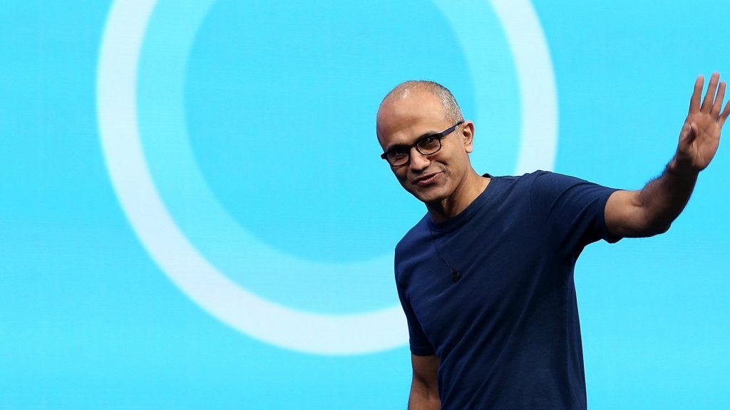 CEO Microsoftu wie, jak poprowadzić spotkanie. Oto jak on to robi