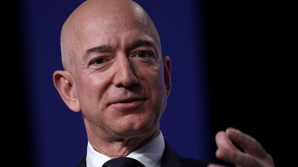 Frustrovaná zákazníčka Amazonu sa pokúsila vrátiť svoj balíček priamo Jeffovi Bezosovi. Jeho reakcia bola otvorená pre oči