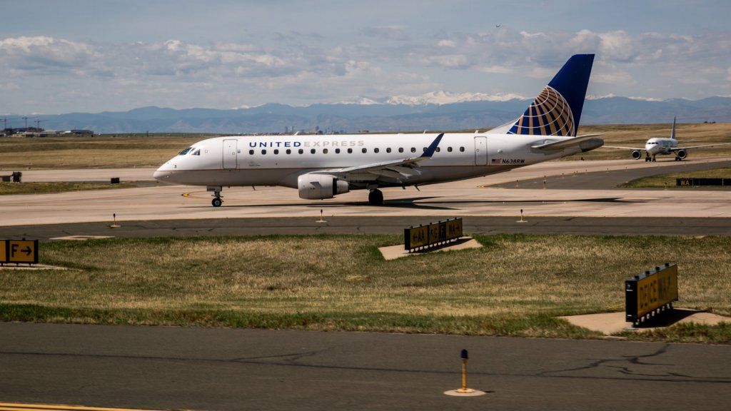 United Airlinesin lento: Melko paljon kaikki lentokoneella heittivät