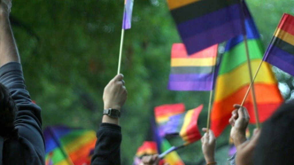 فخر منانا: 17 طاقتور ایل جی بی ٹی قیمت