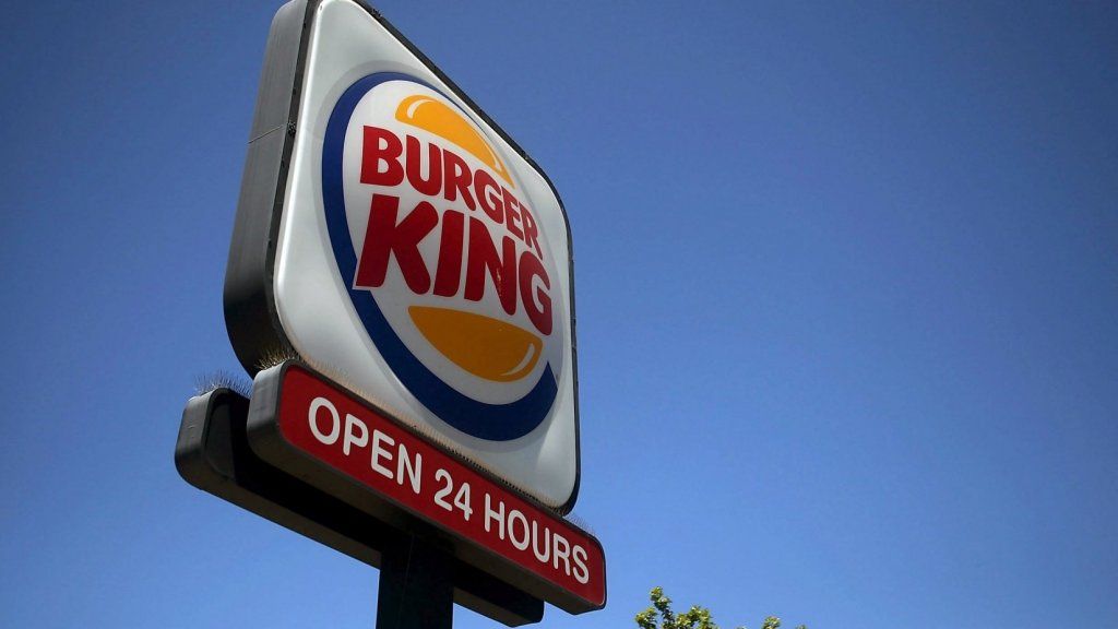 Burger King tocmai a dezvăluit o schimbare de meniu cu adevărat uimitoare. (Nu cred că clienții vor cunoaște diferența)