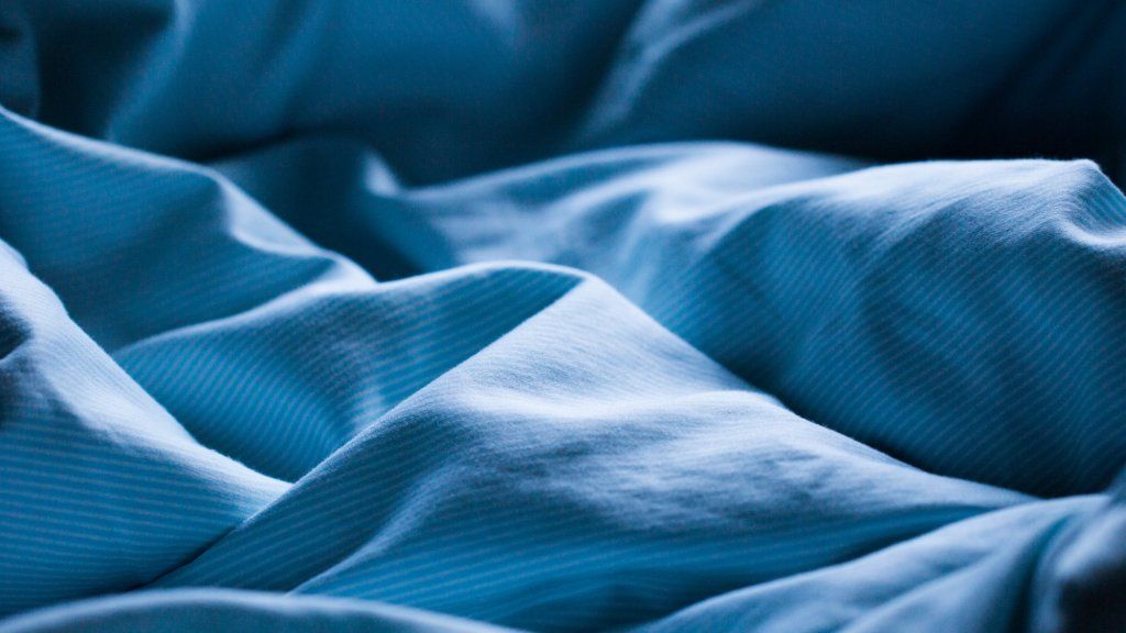 3 einfache Tricks, um schnell einzuschlafen, die seltsam, aber überraschend effektiv sind