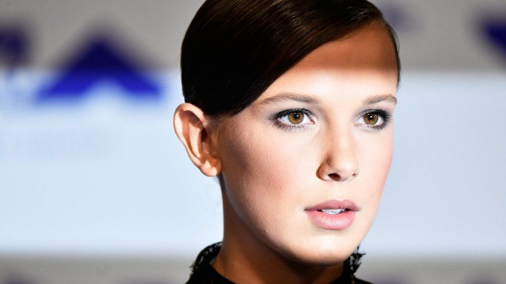 'Stranger Things' stjerne Millie Bobby Brown jagede Twitter med homofobe memes ... Bare til latter