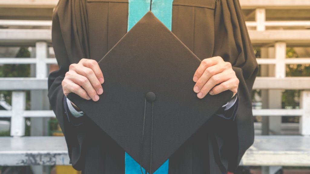 Ο οδηγός του New College Graduate για τη δημιουργία ενός προφίλ LinkedIn που πρέπει να προσληφθεί