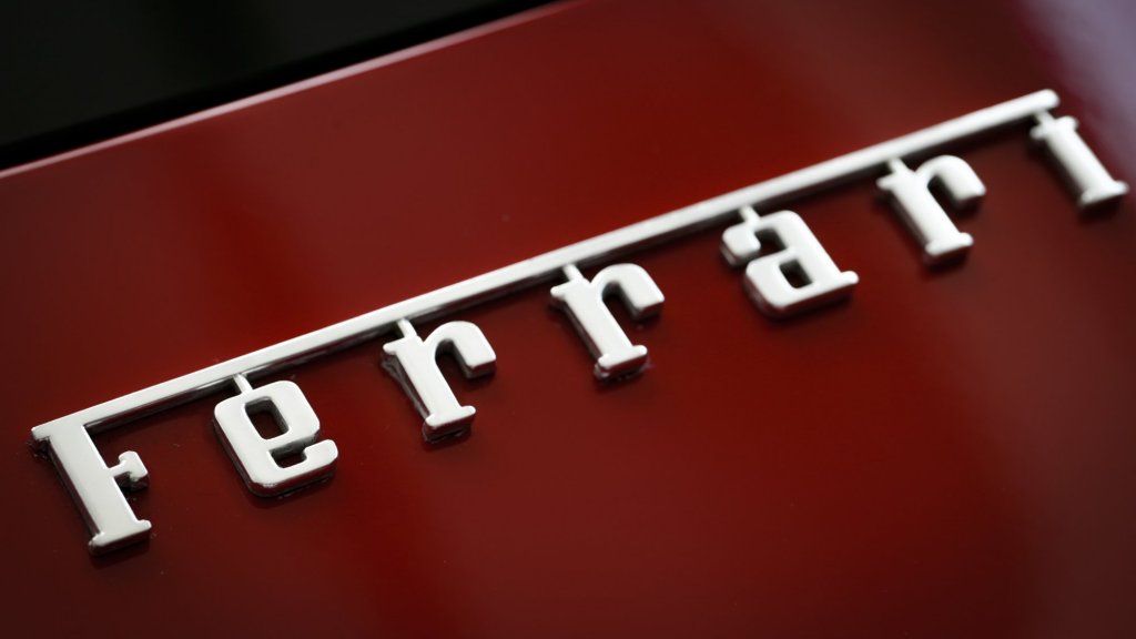 En stolt Ferrari-ägare publicerade bilder på sin bil på Instagram. Sedan säger han att han har fått ett brev från Ferrari-advokater
