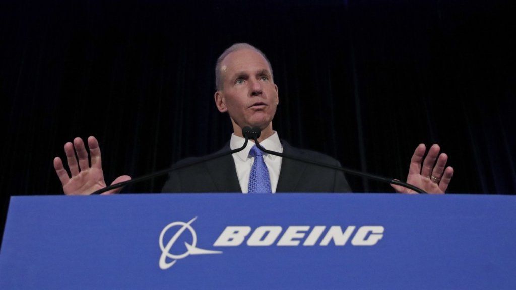الرئيس التنفيذي لشركة Boeing ، دينيس مويلينبورج ، تجاوز الفشل في احتواء أزمة 737 ماكس