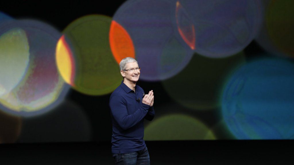 Evo, kako Tim Cook in Elon Musk želita popraviti Facebook