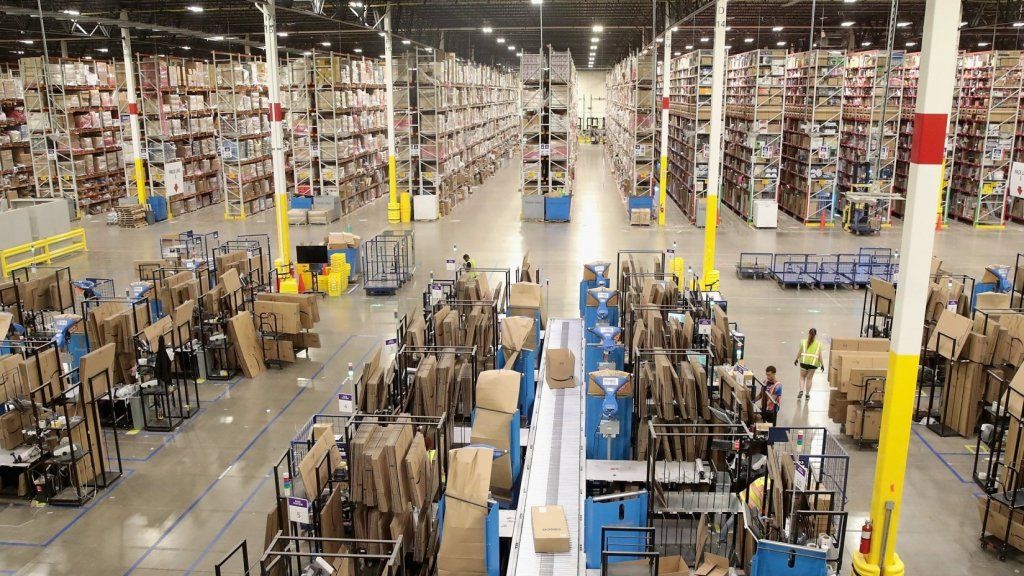 Amazon, Online Alışverişteki Artışı Yönetmek için 100.000 Çalışanı İşe Aldı