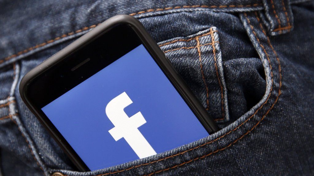 Facebook sier det må alltid vite posisjonen din, og advarer iOS- og Android-brukere mot å slå den av